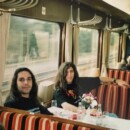 1993 Os Guitarristas Felipe Machado E Yves Passarell Em Um Trem Que Fazia A Rota Do Lendário Orient Express De Budapeste Na Hungria A Viena Na Áustria